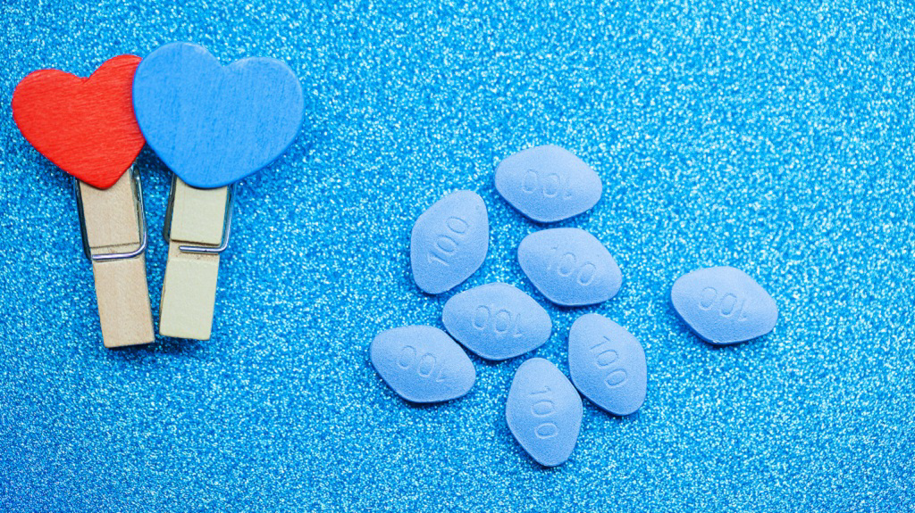 威而鋼實測心得曝光：4分之一顆就硬到女同事求饒 自信心爆棚！